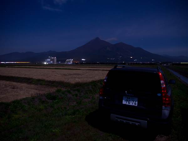月明かりに照らされる磐梯山とVOLVO