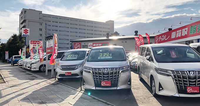 アップル札幌篠路店にずらりと並ぶ販売車両