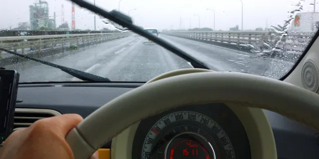 梅雨時期に増える車トラブルの原因