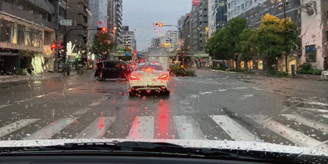 2. 雨の日特有の「路面変化」と走行への影響