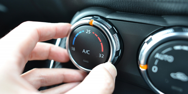 車のエアコンが臭い……悪臭がする場合の原因と掃除方法