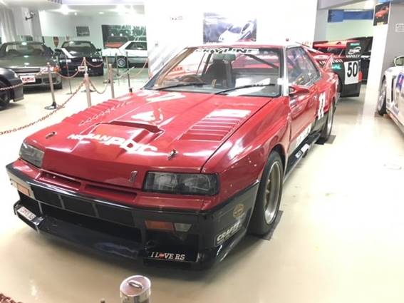 駐車場に駐車している赤い車

低い精度で自動的に生成された説明