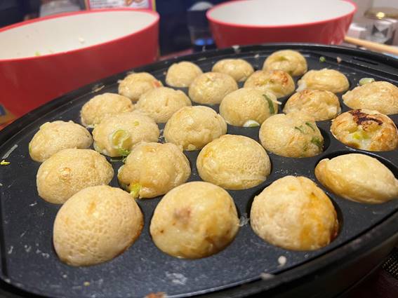 鍋の中の料理

低い精度で自動的に生成された説明