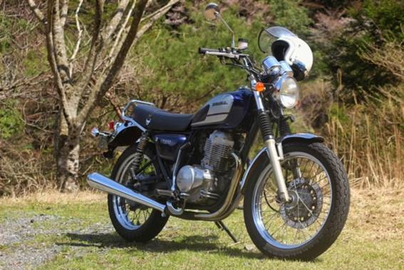 草の上にあるバイク

自動的に生成された説明