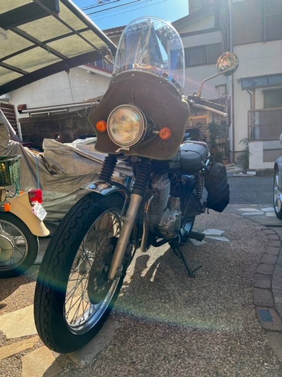 座る, テーブル, 自転車, バイク が含まれている画像

自動的に生成された説明